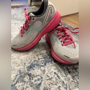 LIGHTLY WORN Brooks Sneakers Size 7.5!